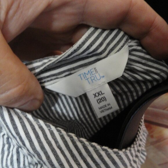 Time & Tru stripped Button up long sleeve blouse, EUC, No collar. - Picture 5 of 5